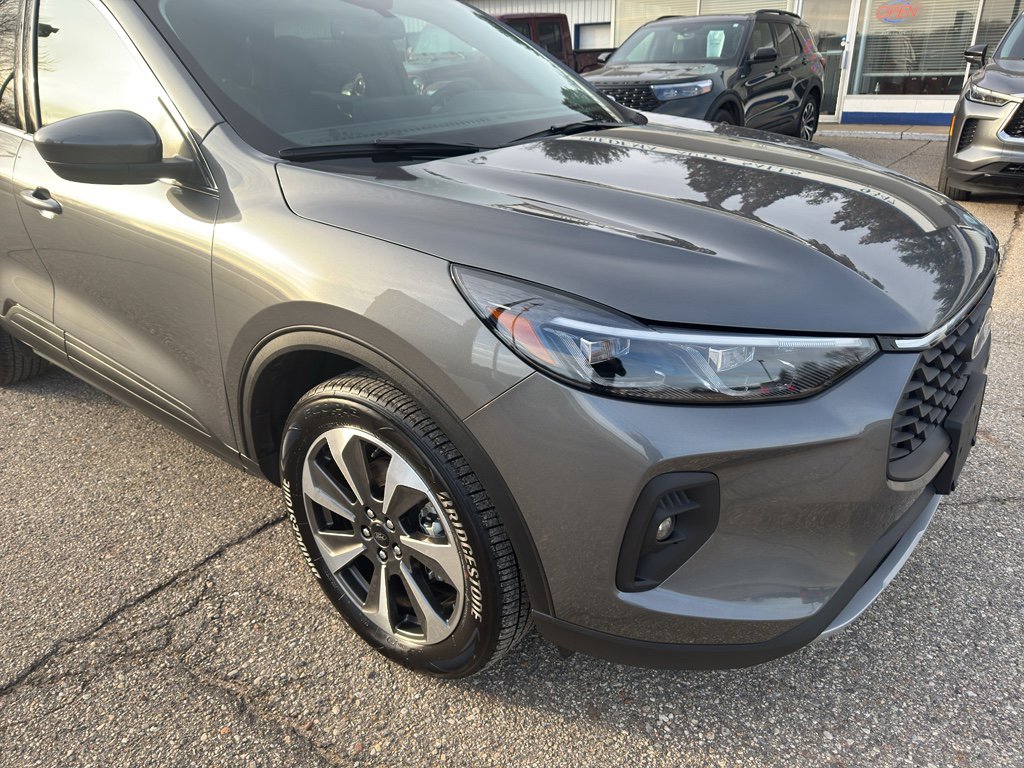 Used 2025 Ford Escape Platinum image 13