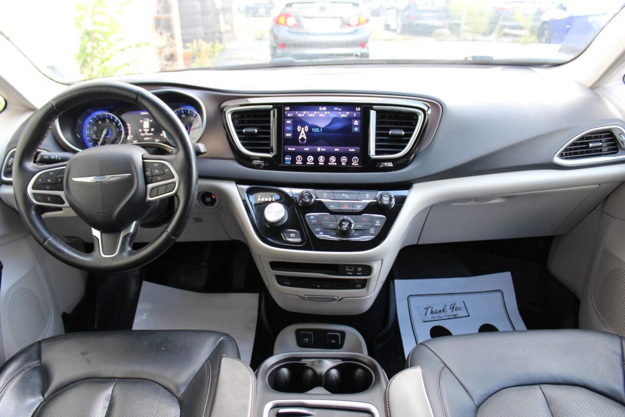 Used 2018 Chrysler Pacifica Touring-L Plus image 23