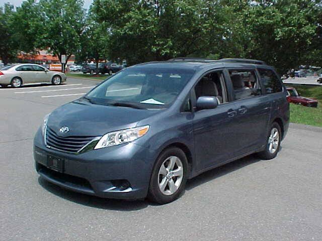 Used 2015 Toyota Sienna LE FWD image 4