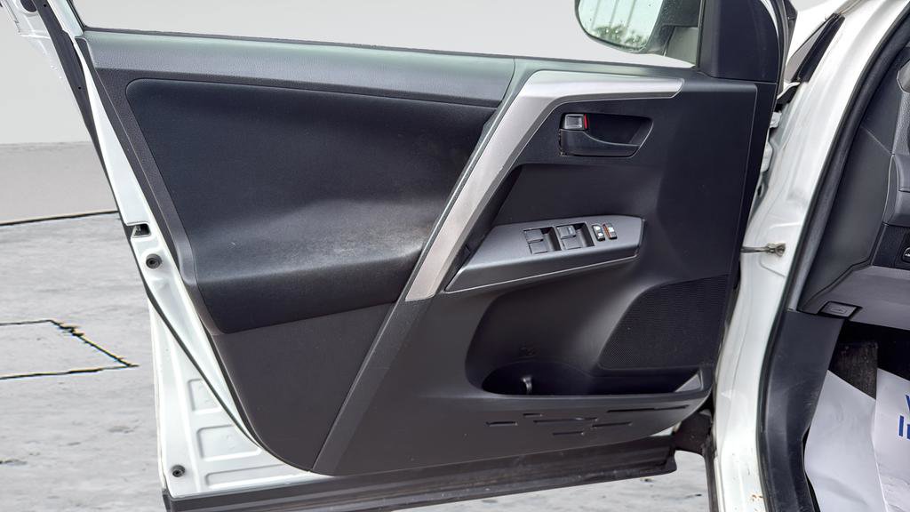 Used 2016 Toyota RAV4 LE AWD/4WD image 23