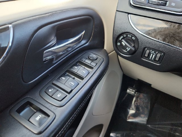 Used 2013 Chrysler Town & Country Touring FWD image 37
