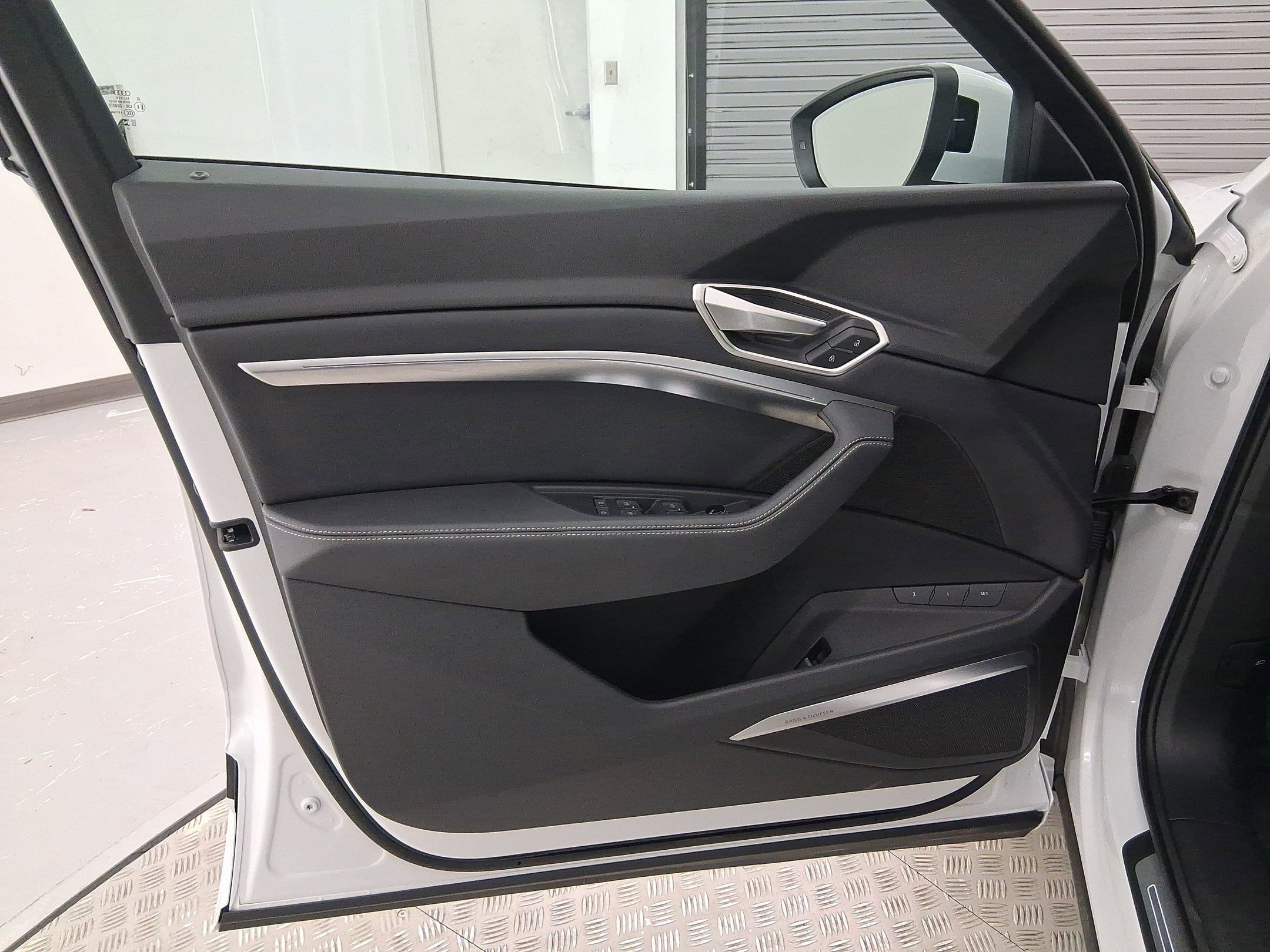 Used 2024 Audi Q8 e-tron Premium Plus w/ Premium Plus Package image 19