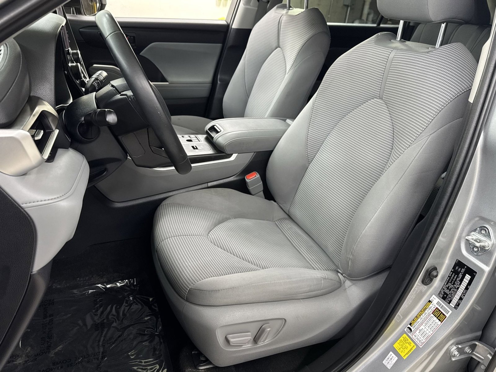 Used 2023 Toyota Highlander LE FWD image 4