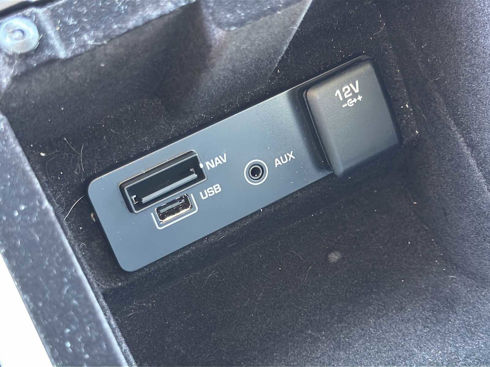 Used 2016 Land Rover Discovery Sport SE image 24