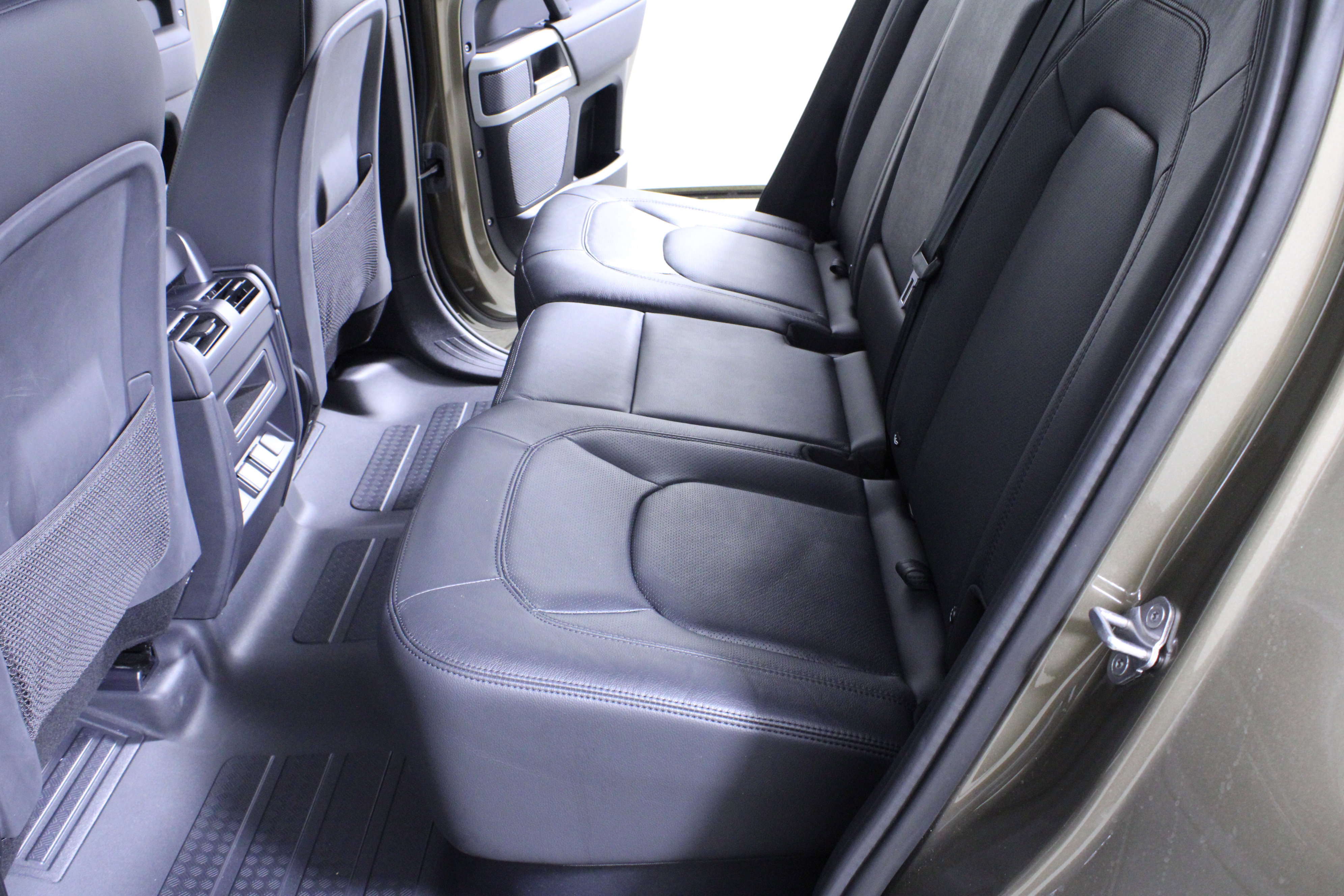 Used 2024 Land Rover Defender 110 S image 11