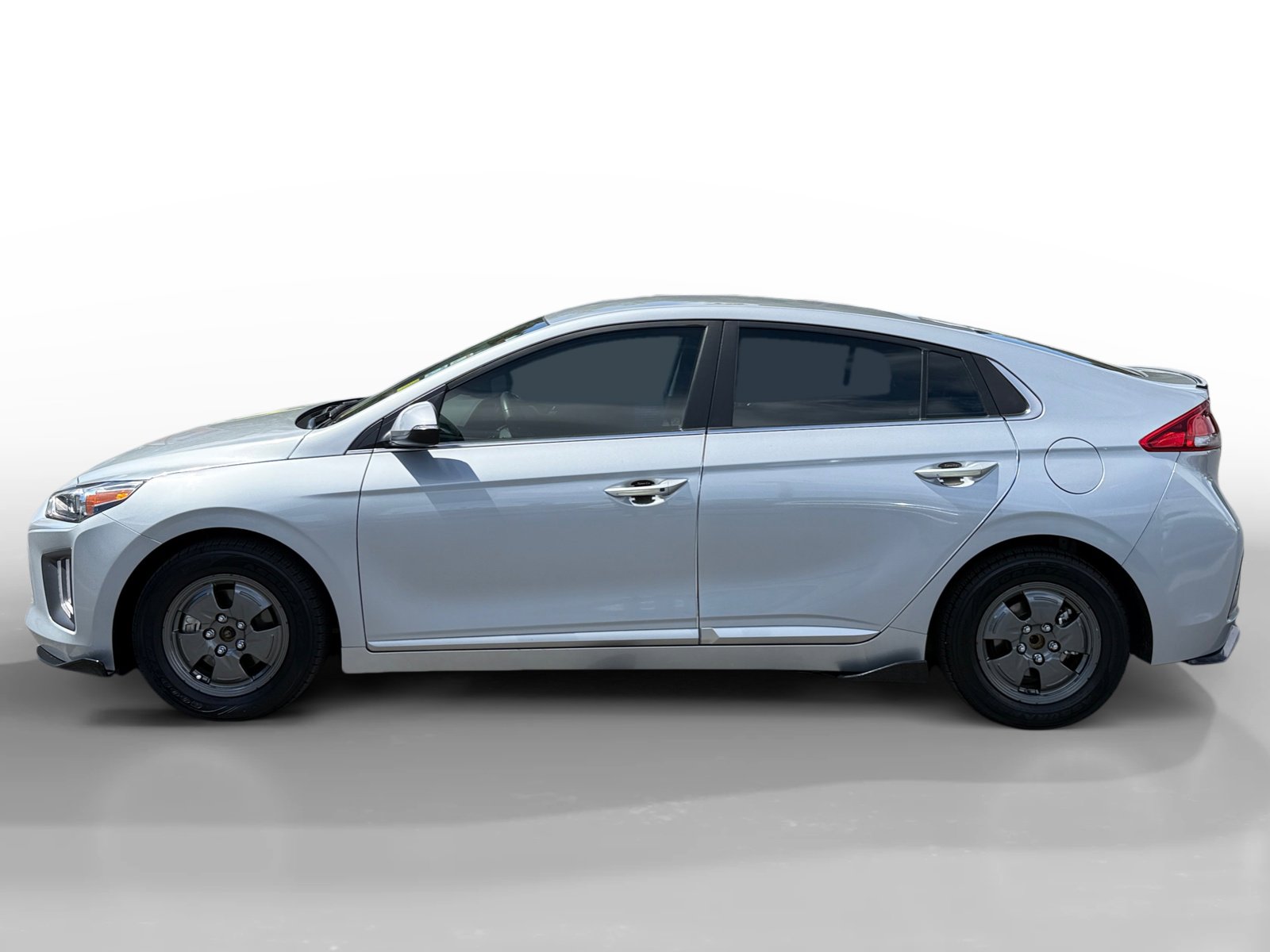Certified 2022 Hyundai Ioniq SE FWD image 2