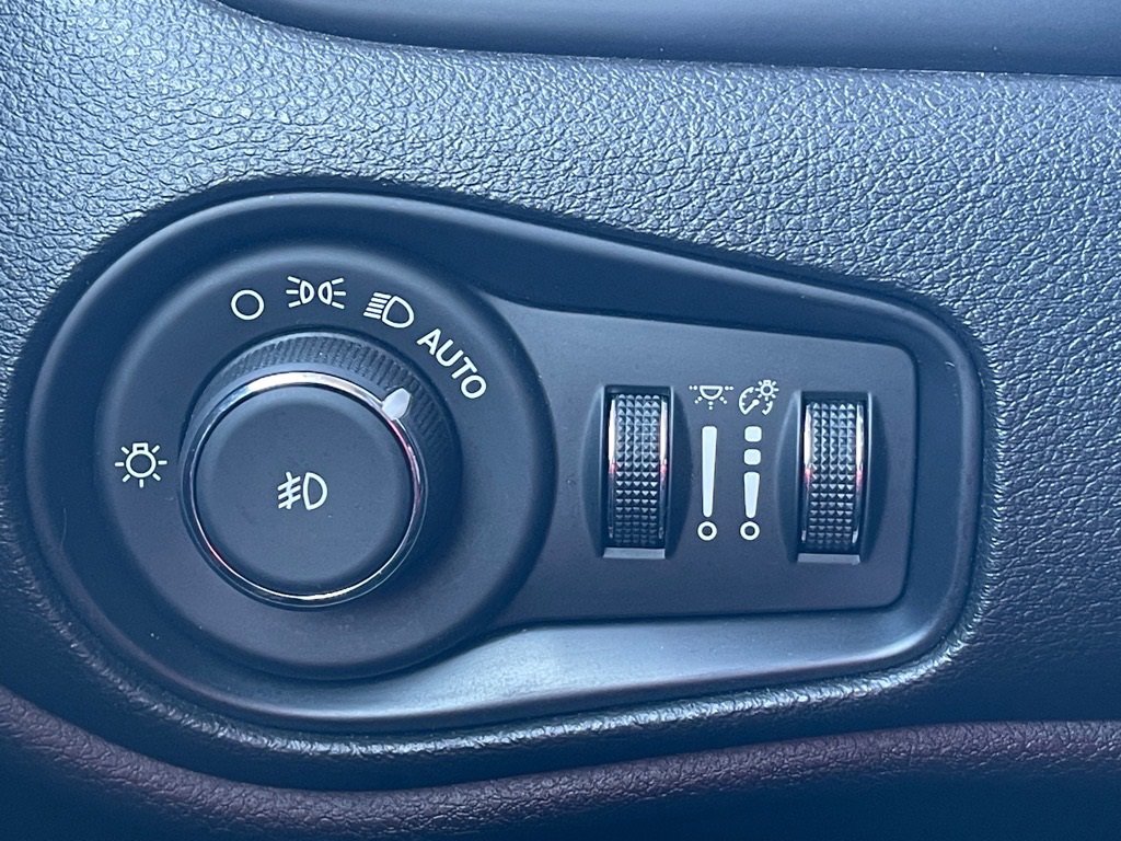 Used 2016 Jeep Renegade Trailhawk w/ Premium Trailhawk Package image 33