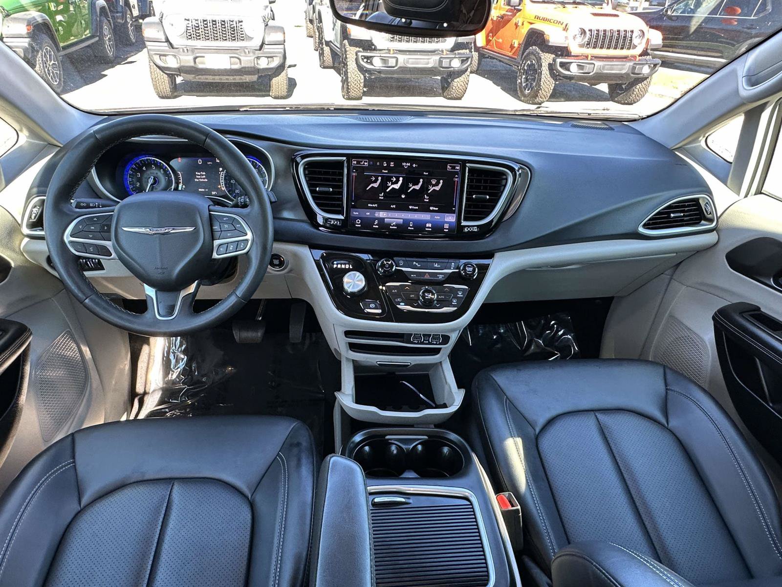 Used 2024 Chrysler Pacifica Touring-L FWD image 9