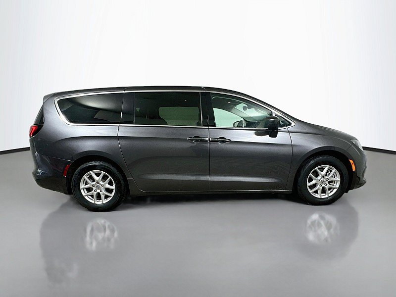 Used 2023 Chrysler Voyager LX FWD image 8