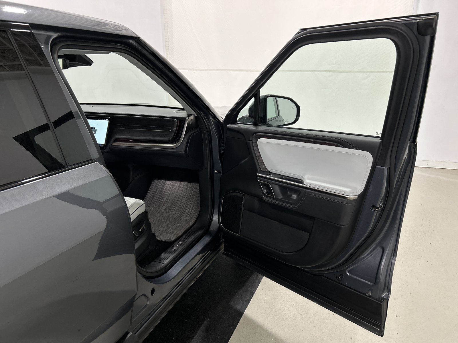 Used 2023 Rivian R1T Adventure AWD/4WD image 18
