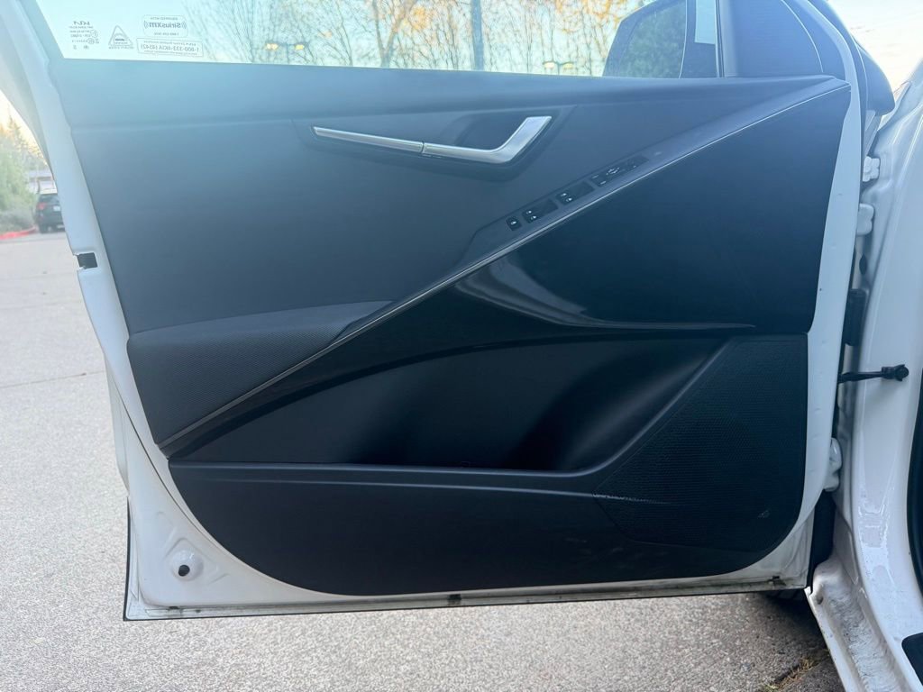 Certified 2025 Kia Niro EX image 9