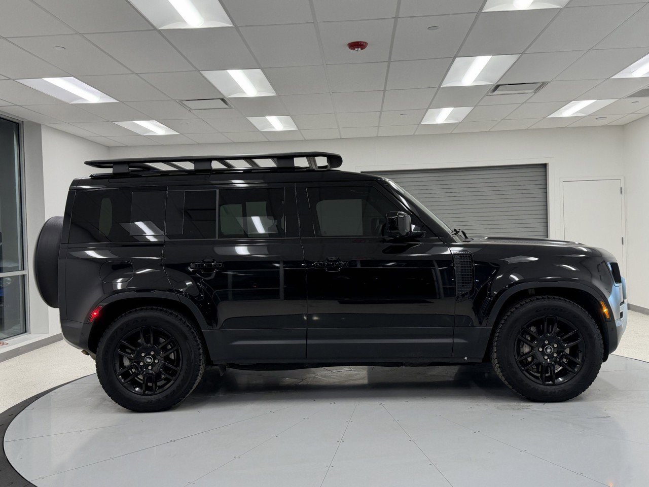 Used 2025 Land Rover Defender 110 S image 6