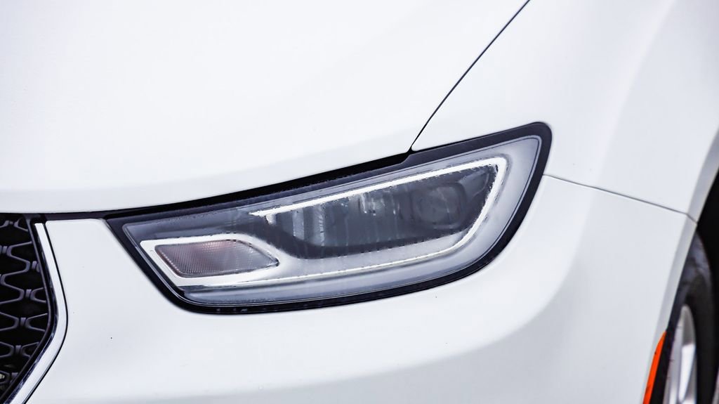 Certified 2024 Chrysler Pacifica Touring-L image 5