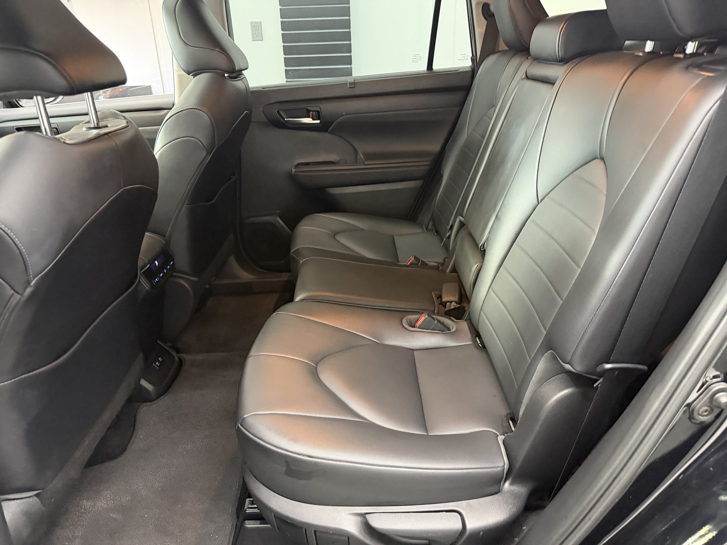Used 2020 Toyota Highlander XLE AWD/4WD image 28