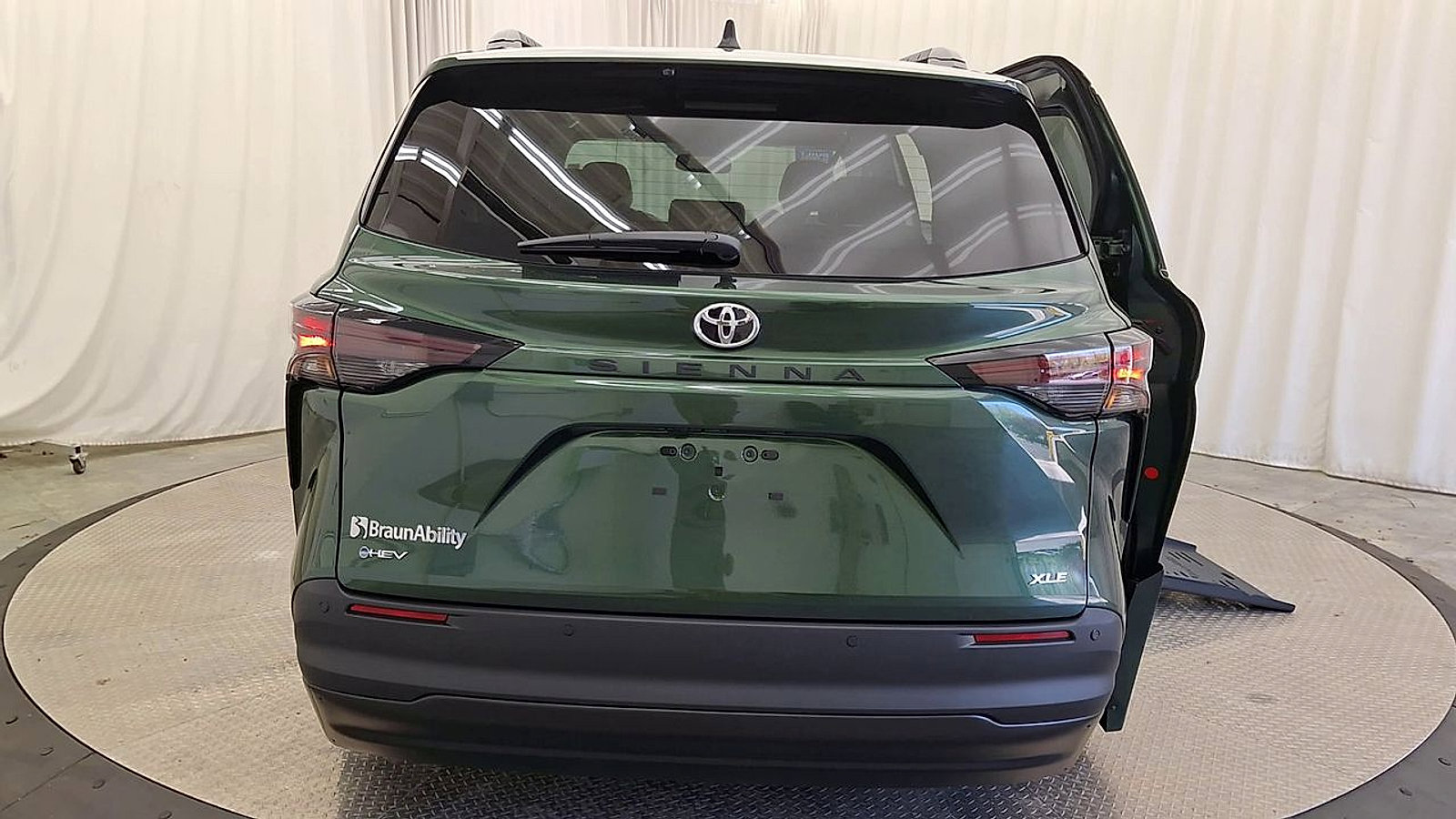Used 2026 Toyota Sienna XLE FWD image 2