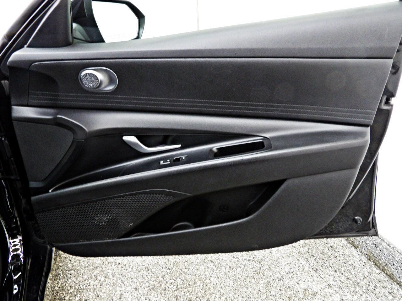 Used 2023 Hyundai Elantra SEL image 12