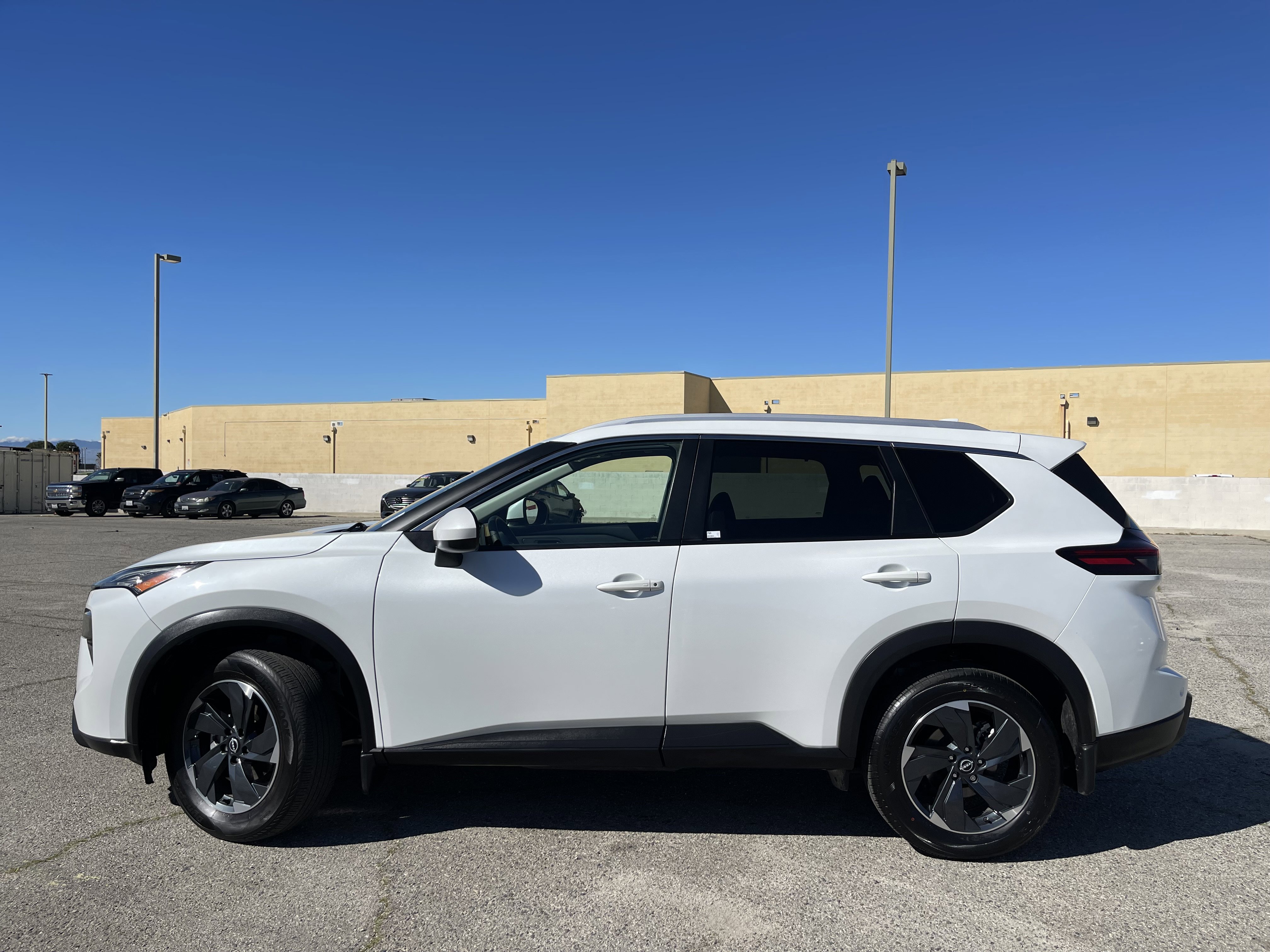 Used 2024 Nissan Rogue SV w/ SV Premium Package image 2