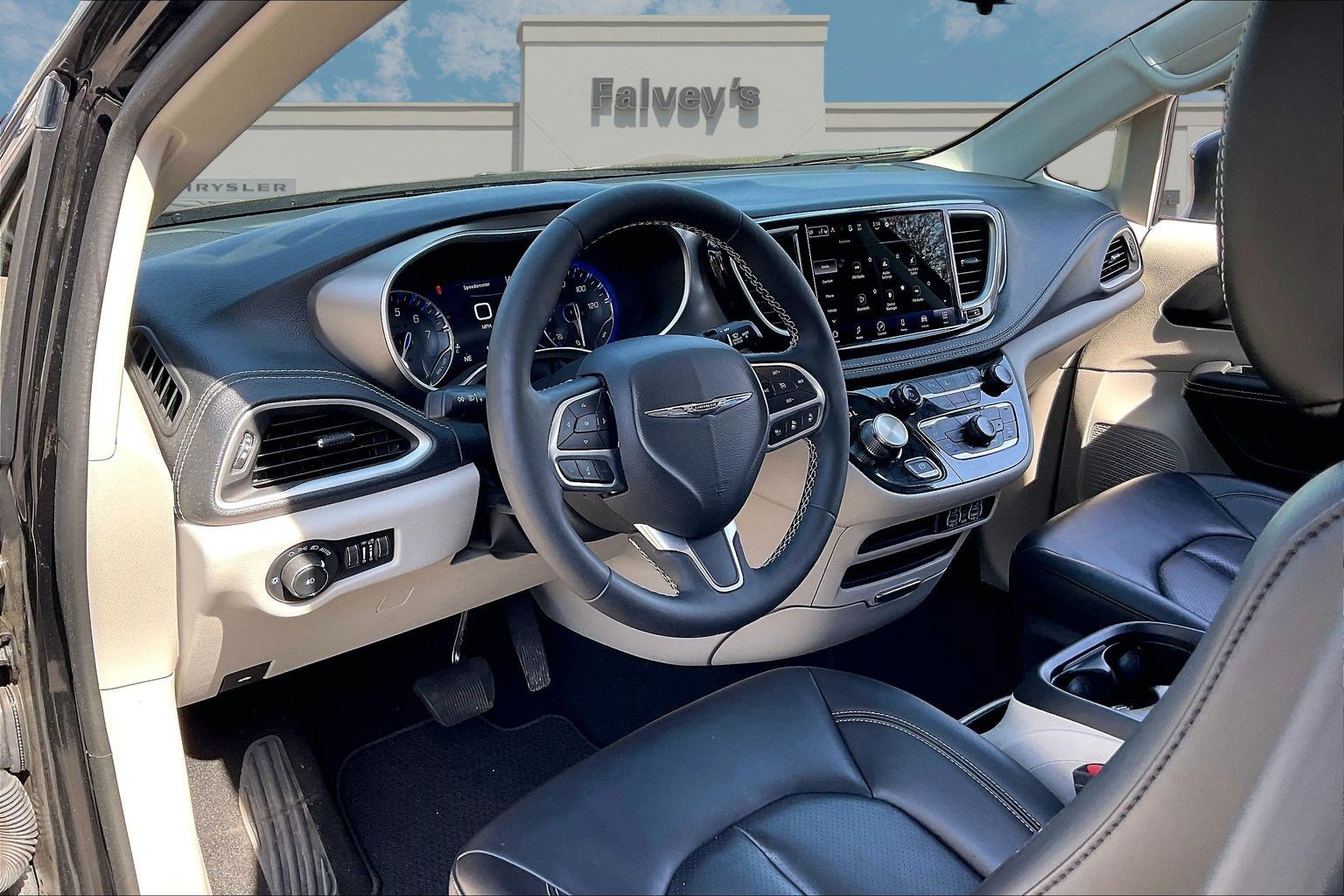 Used 2023 Chrysler Pacifica Touring-L image 13