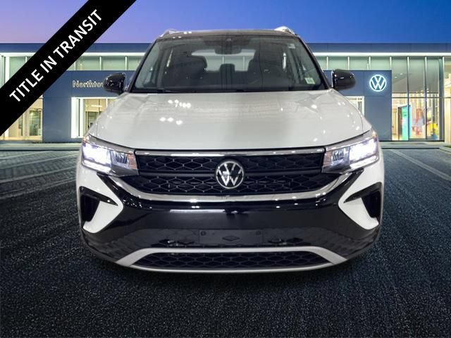 Used 2024 Volkswagen Taos SE w/ Panoramic Sunroof Package AWD/4WD image 5