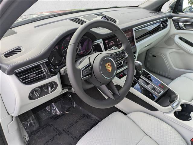 Used 2025 Porsche Macan image 4