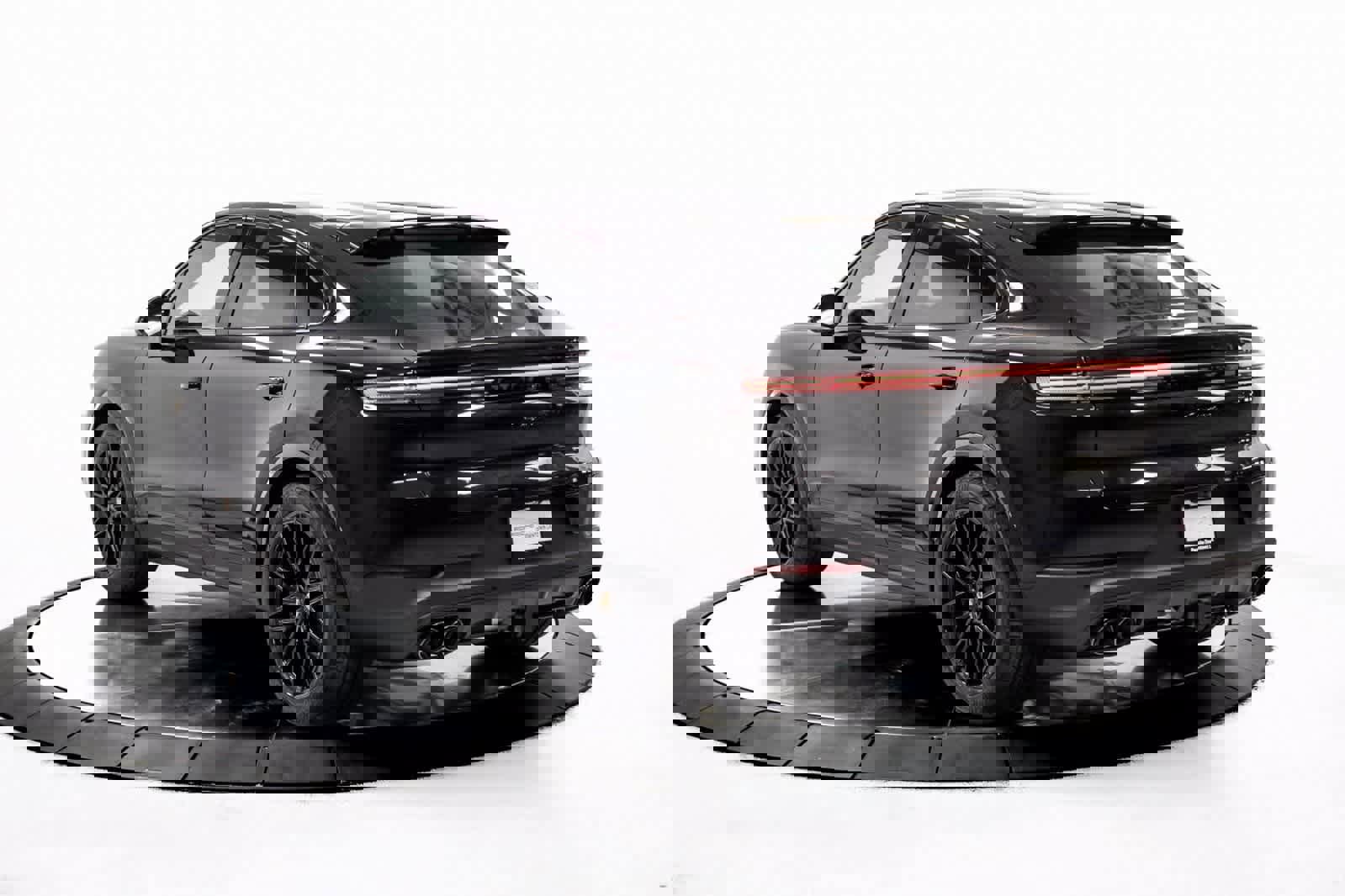 Certified 2025 Porsche Cayenne Coupe image 2