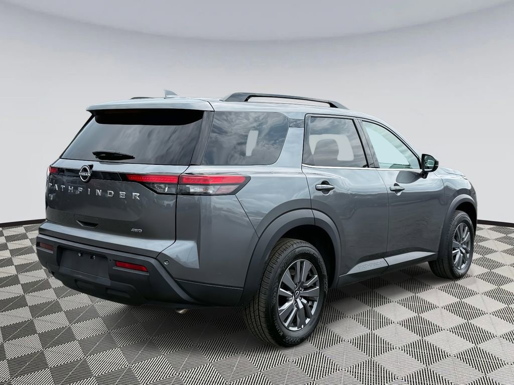 Used 2025 Nissan Pathfinder SV image 2