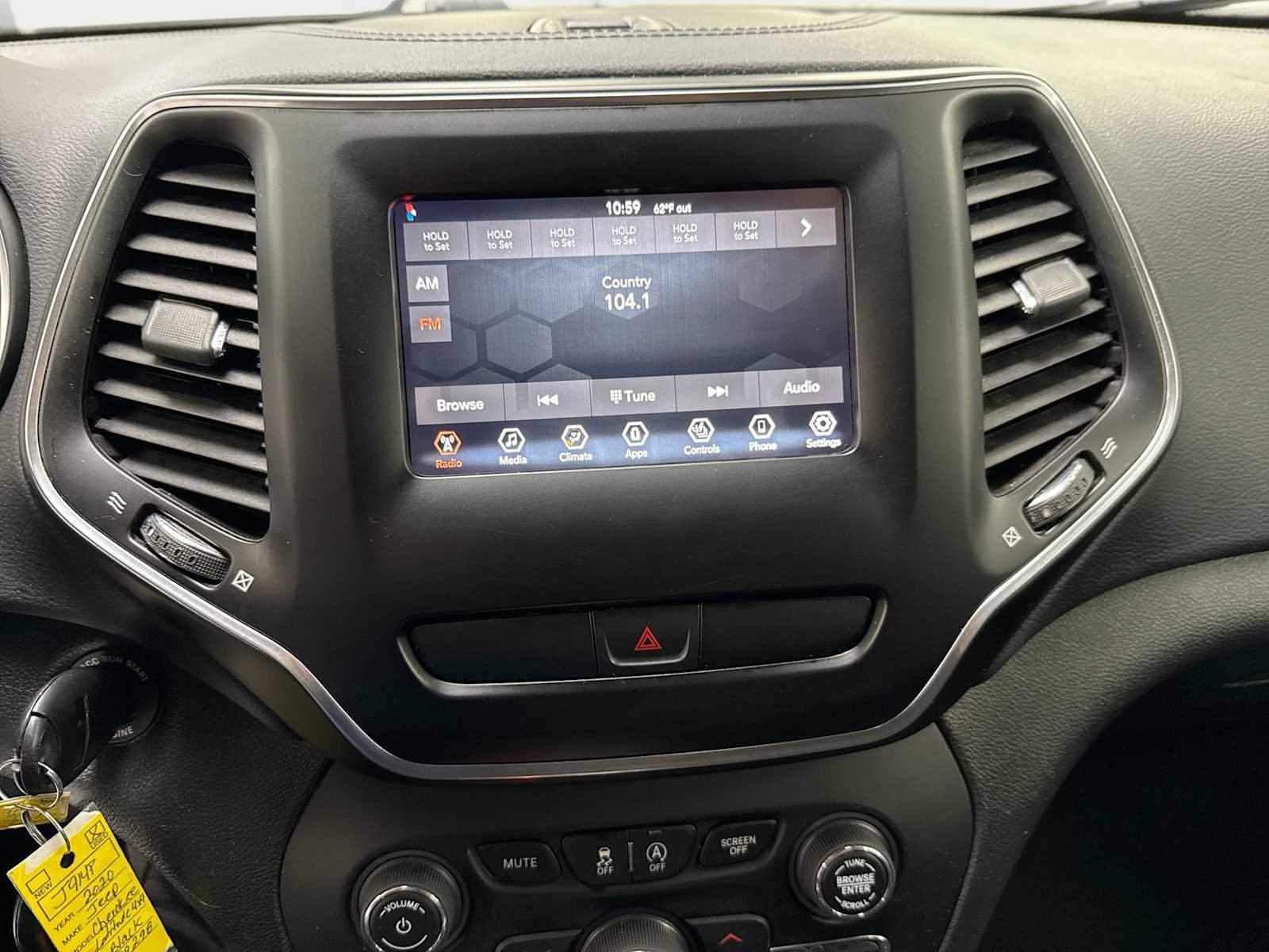 Used 2020 Jeep Cherokee Latitude w/ Cold Weather Group image 12
