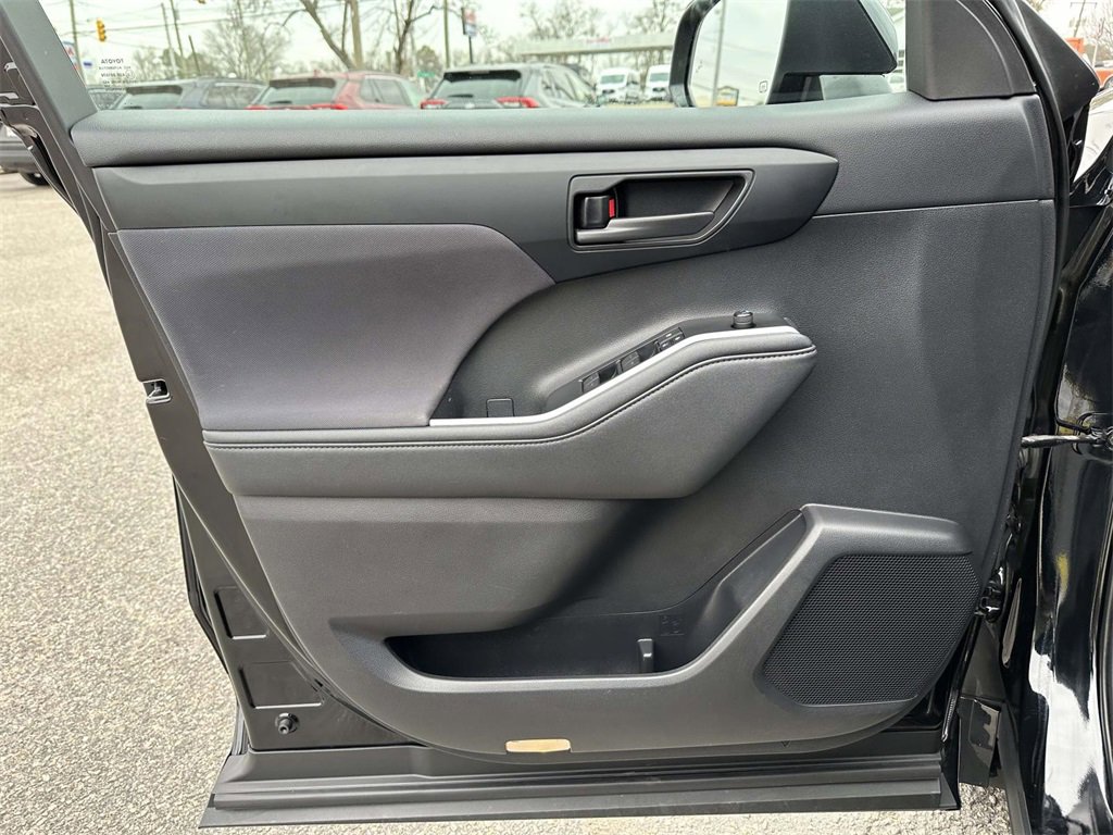 Certified 2021 Toyota Highlander LE image 17