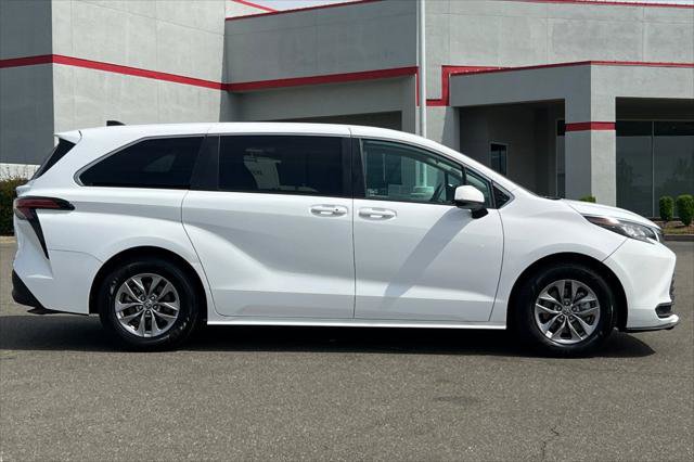 Certified 2022 Toyota Sienna LE AWD/4WD image 6