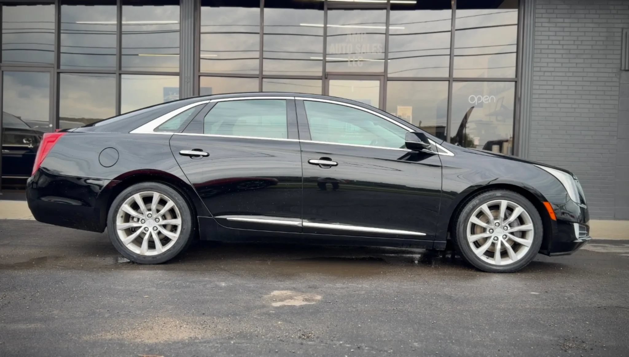Used 2016 Cadillac XTS Luxury AWD/4WD image 2