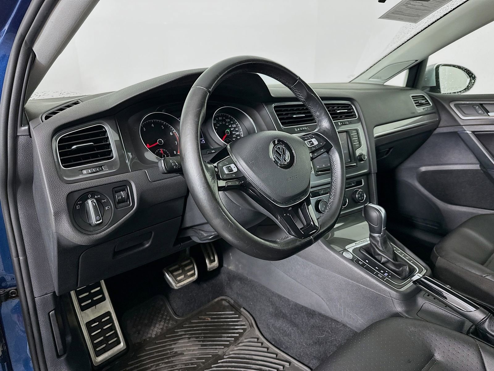 Used 2017 Volkswagen Golf Alltrack S image 10