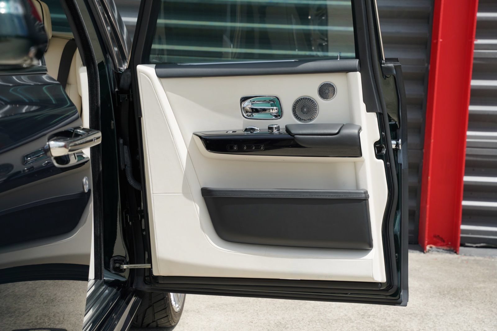 Used 2022 Rolls-Royce Phantom Sedan RWD image 15