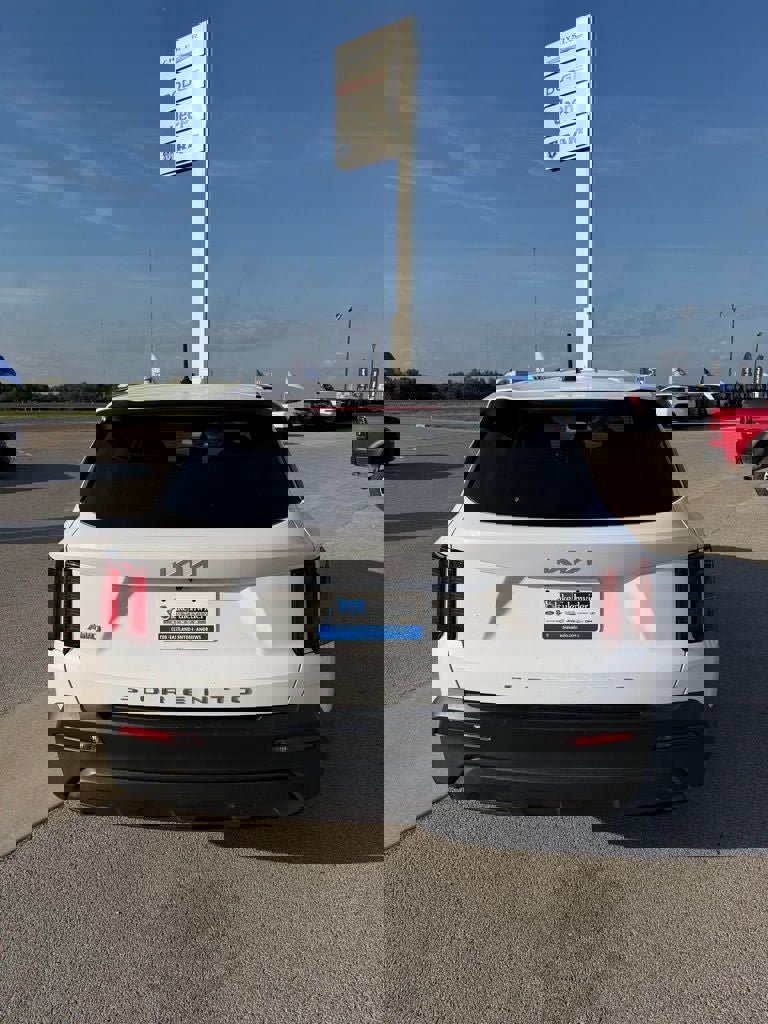 Used 2022 Kia Sorento LX AWD/4WD image 3