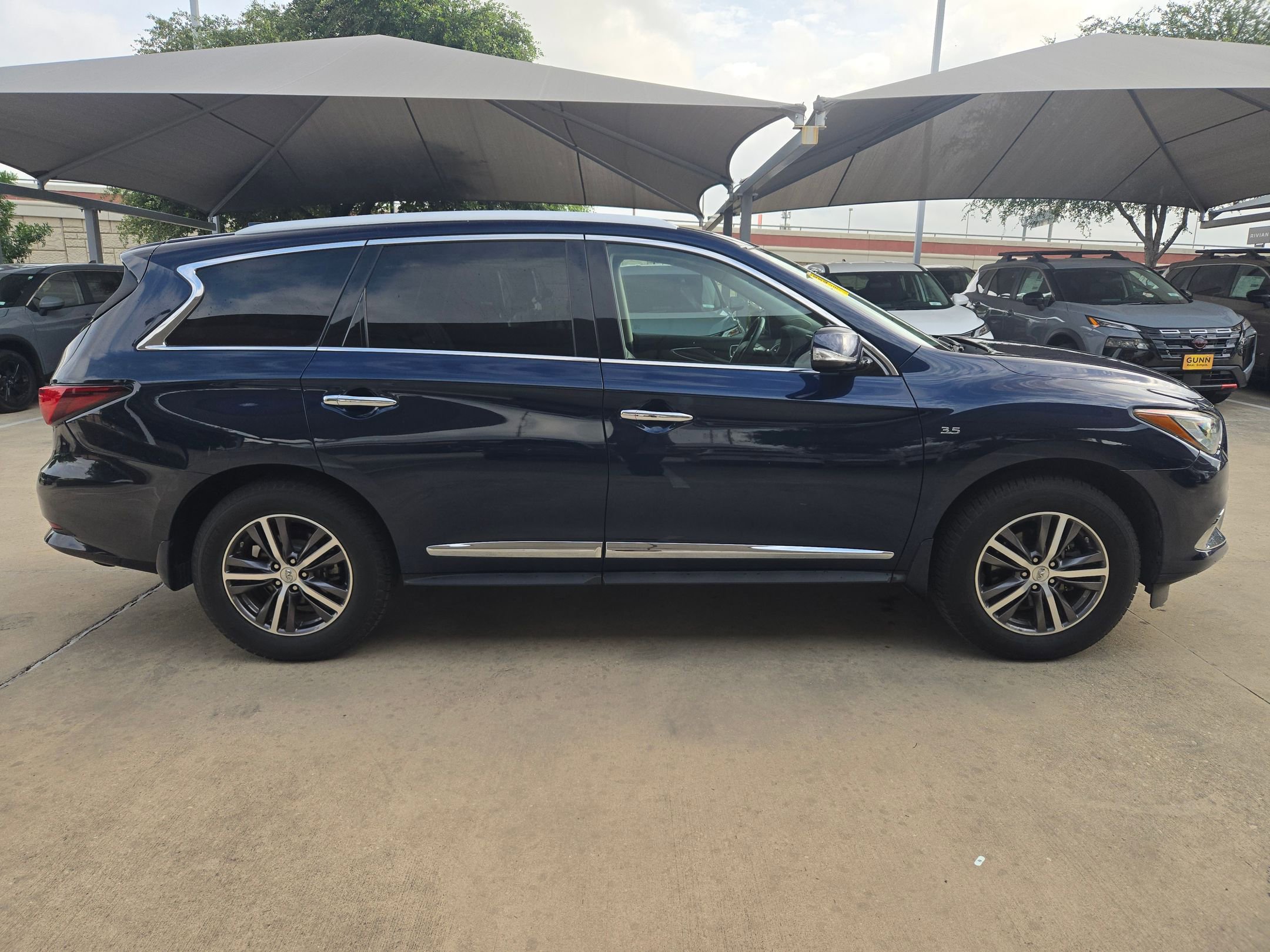 Used 2017 INFINITI QX60 FWD w/ Premium Package image 2