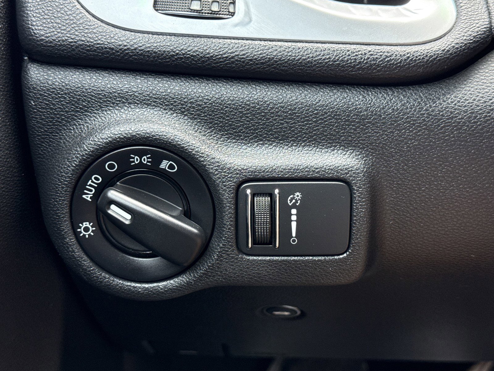 Used 2015 Dodge Dart SXT FWD image 16