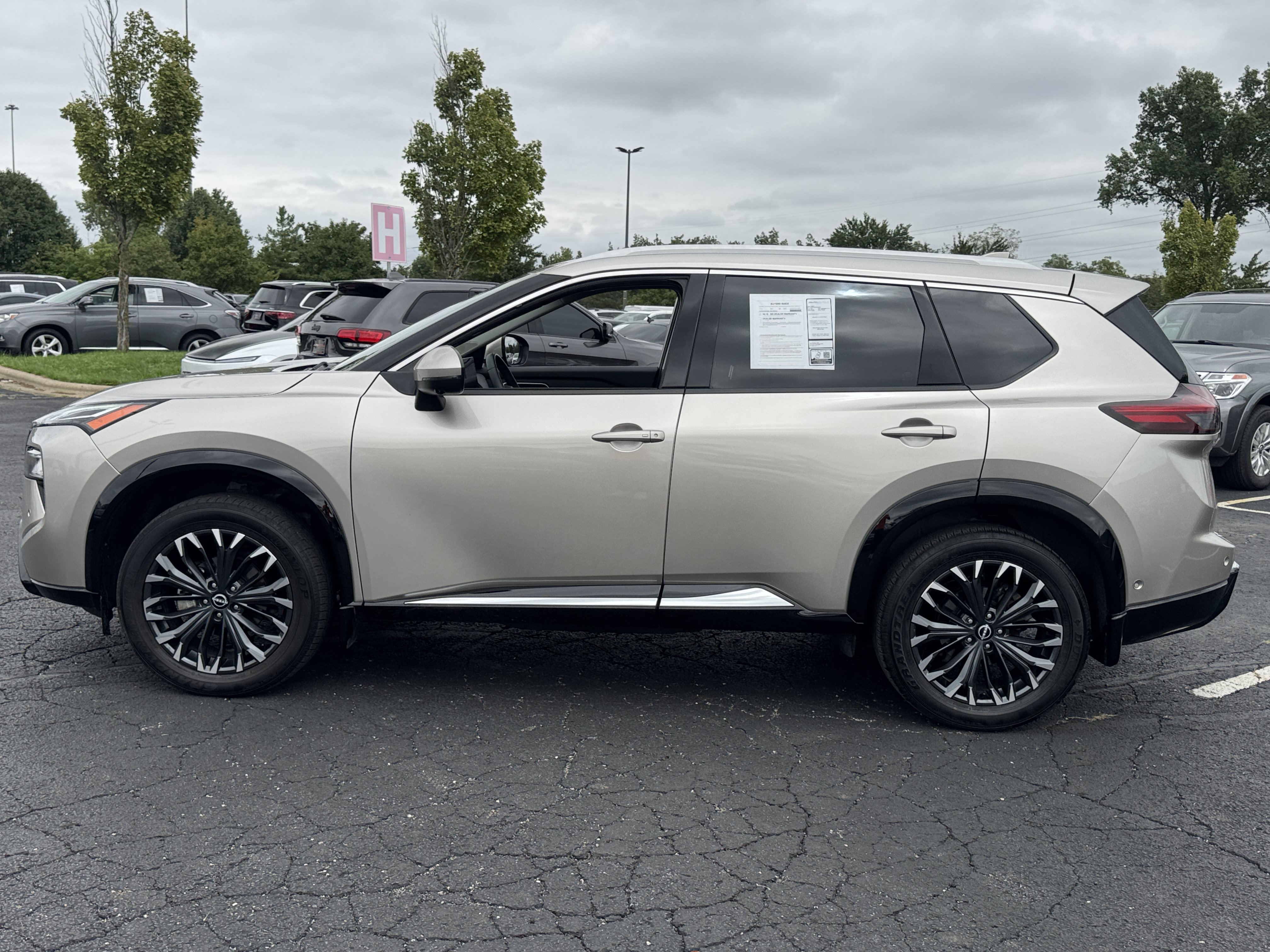 Used 2024 Nissan Rogue Platinum w/ Platinum Premium Package AWD/4WD image 9