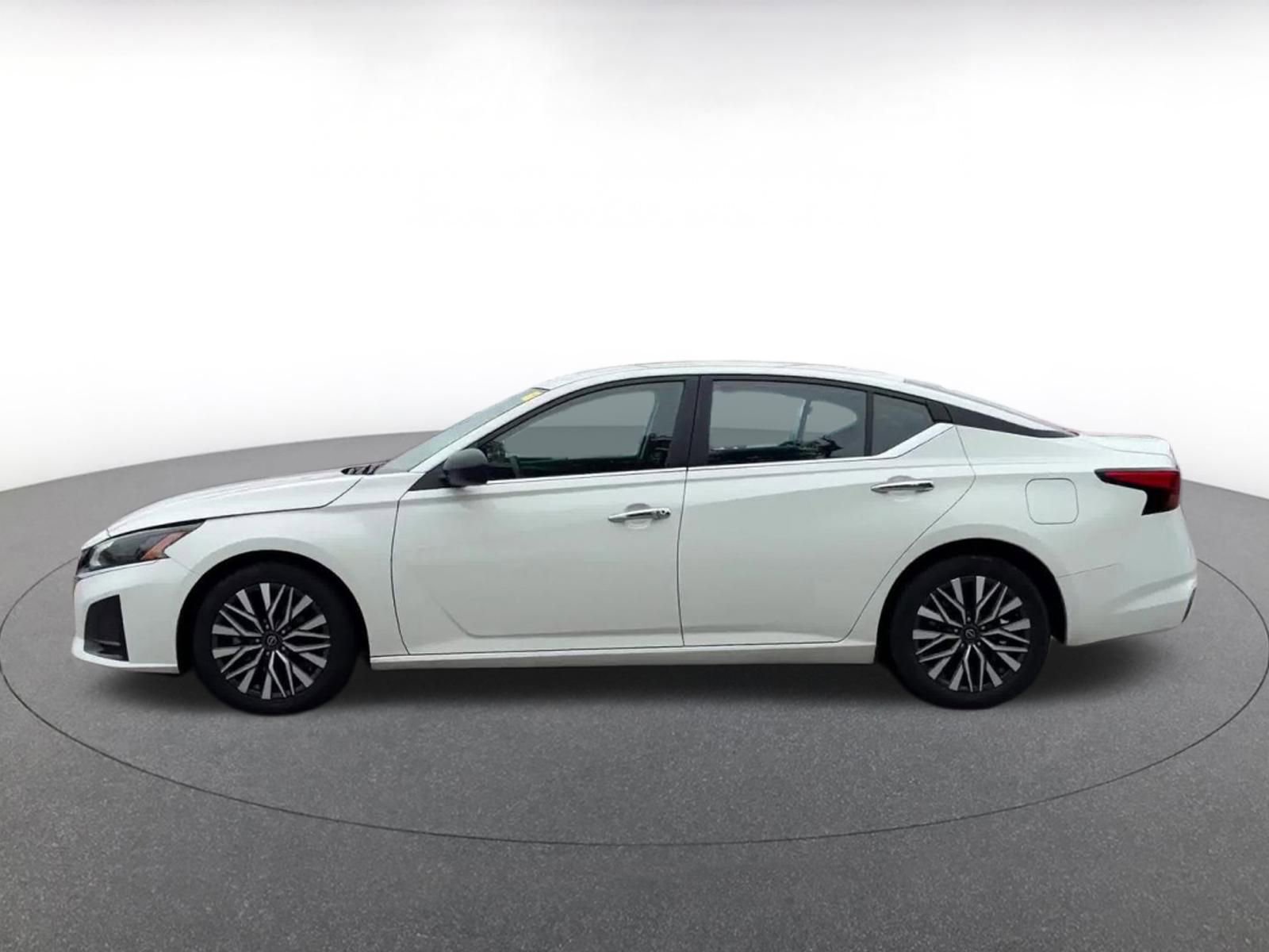 Used 2025 Nissan Altima 2.5 SV FWD image 9