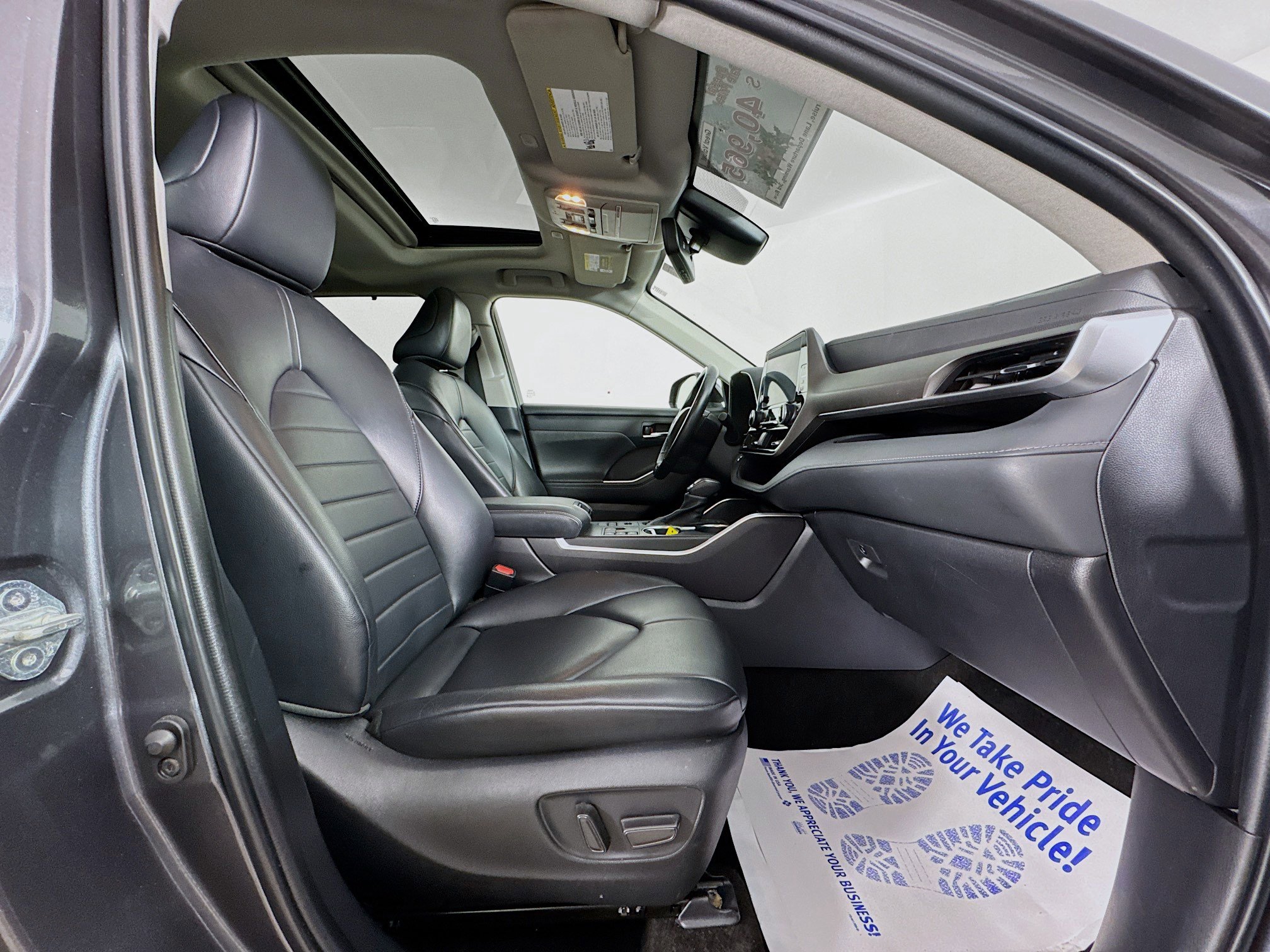 Used 2023 Toyota Highlander XLE AWD/4WD image 29