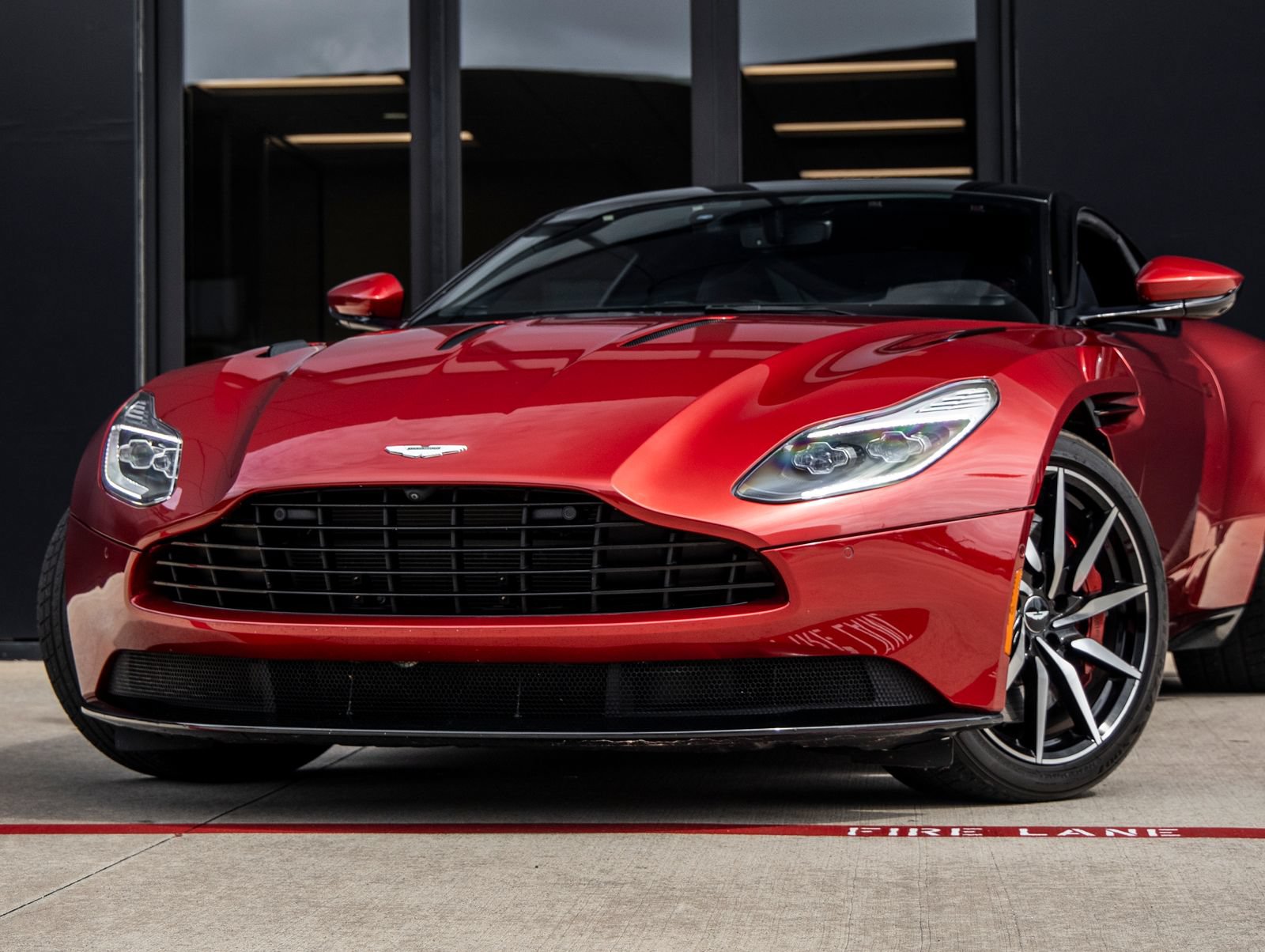 Used 2017 Aston Martin DB11 V12 RWD image 3