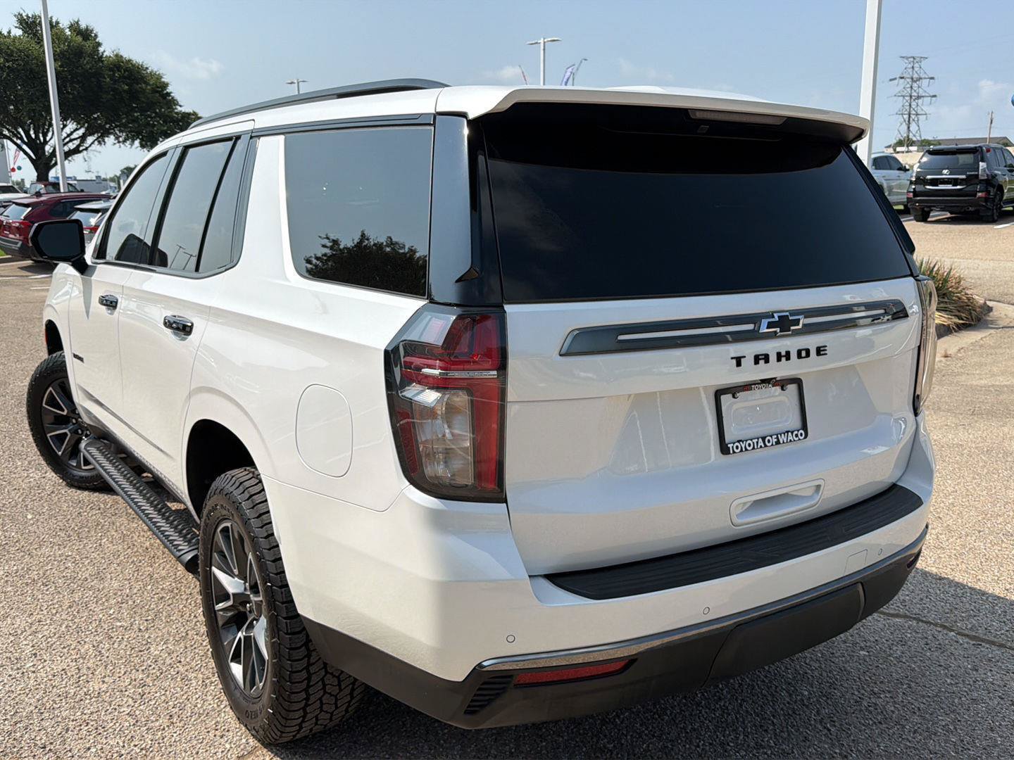 Used 2022 Chevrolet Tahoe Z71 w/ Luxury Package AWD/4WD image 5