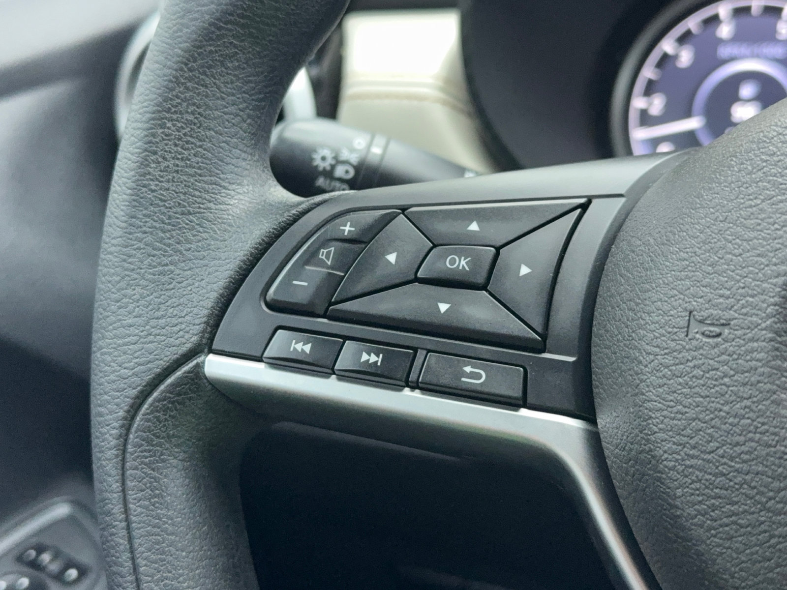 Used 2020 Nissan Versa SV FWD image 32