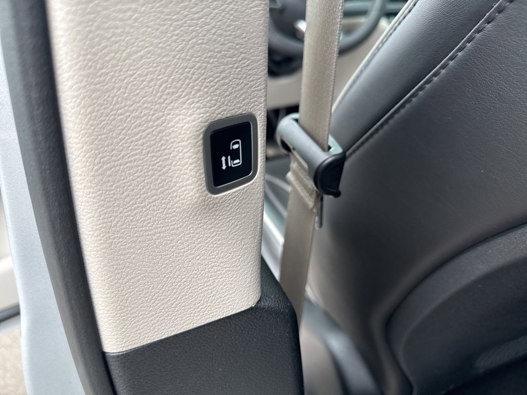 Used 2023 Chrysler Pacifica Limited image 25
