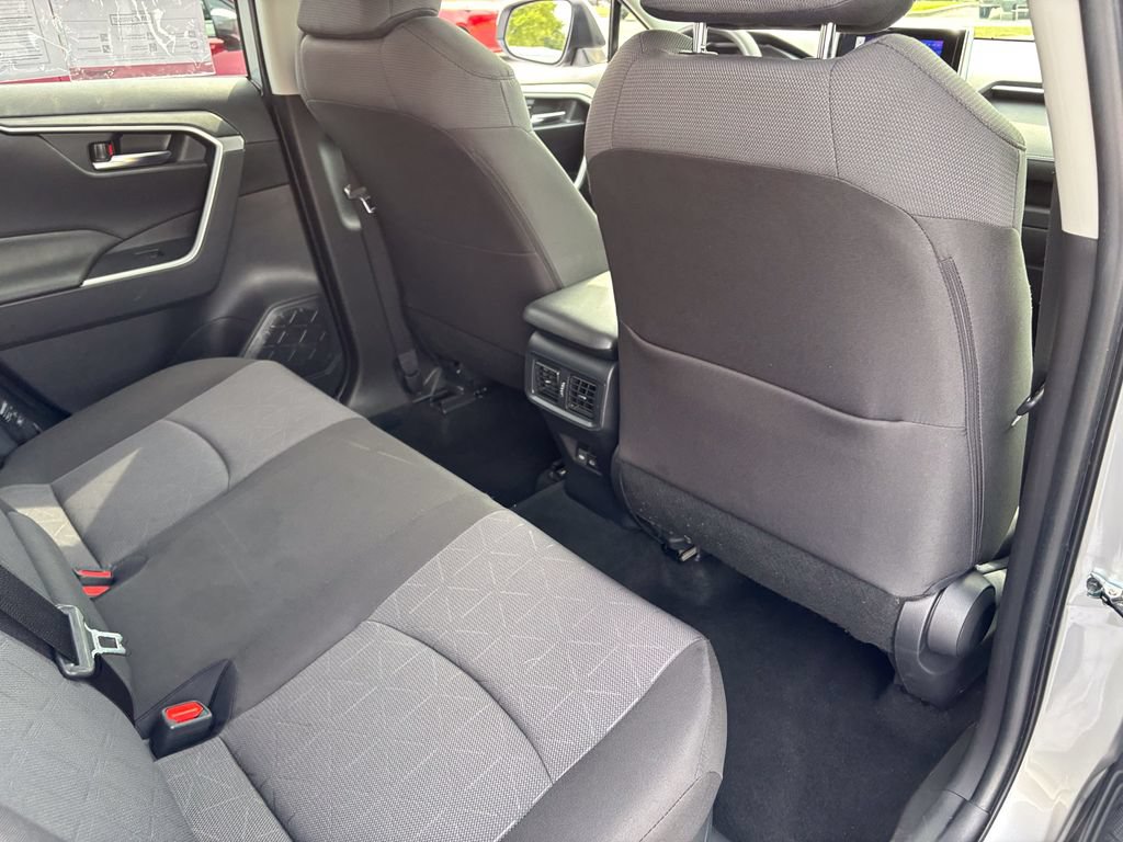 Used 2025 Toyota RAV4 XLE AWD/4WD image 38