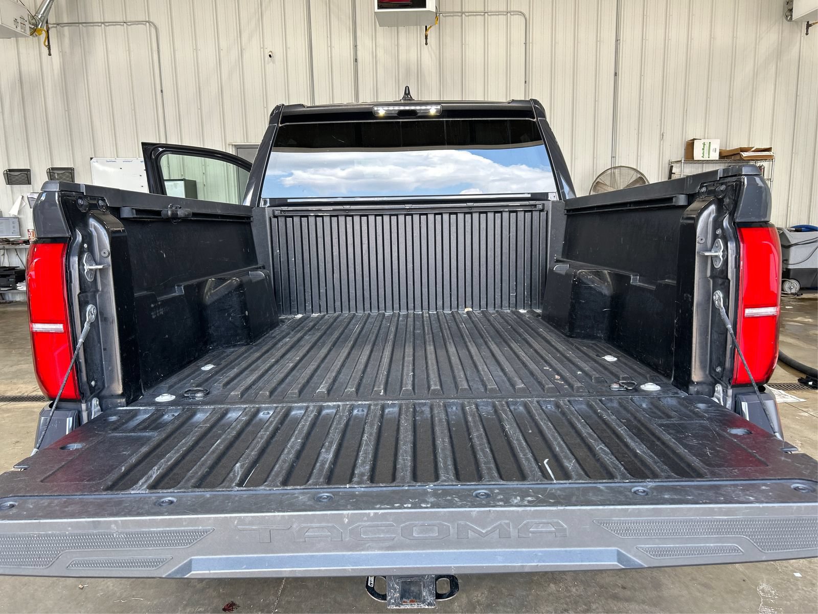Used 2024 Toyota Tacoma SR5 AWD/4WD image 22
