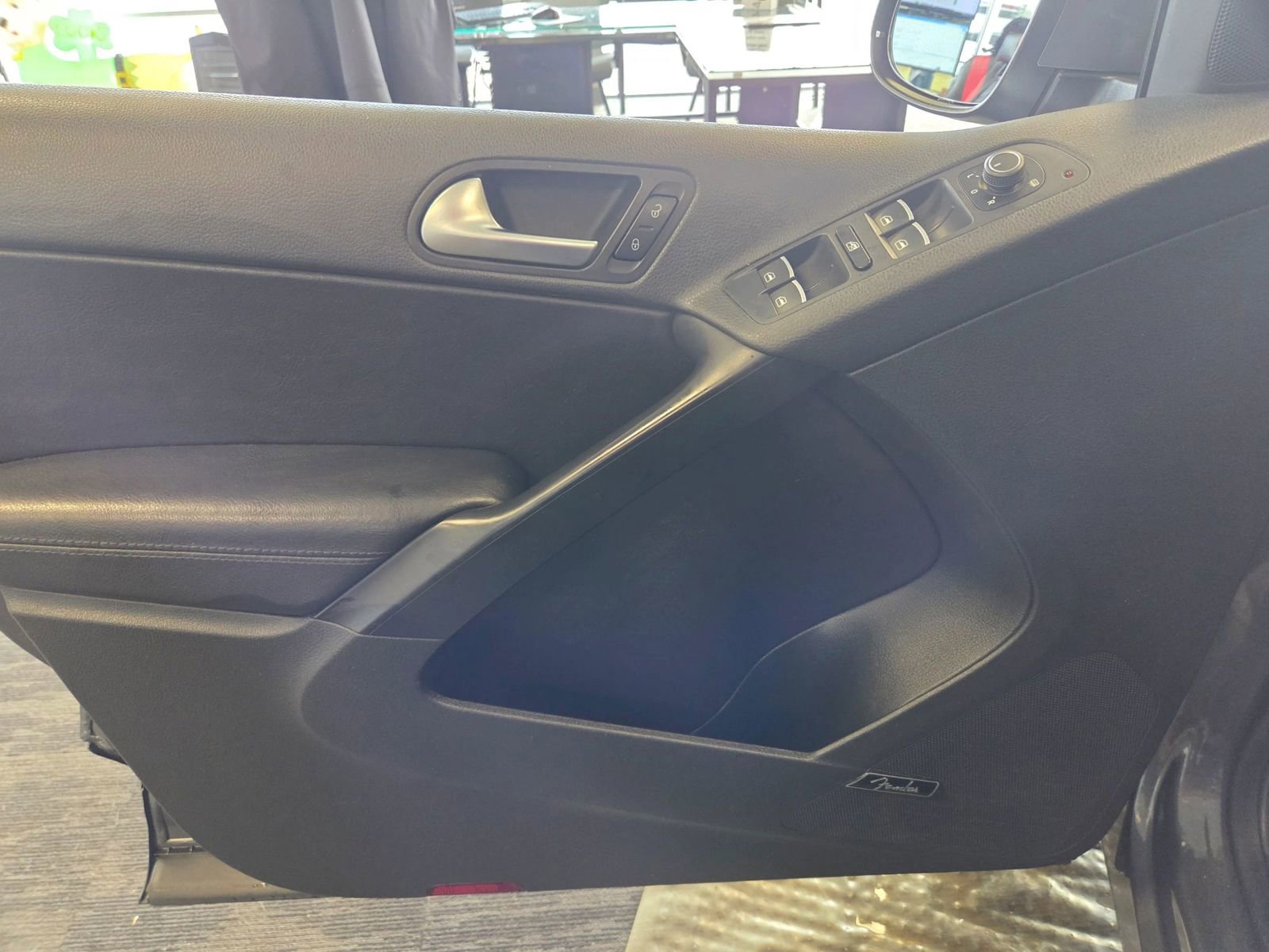 Used 2016 Volkswagen Tiguan SEL image 37