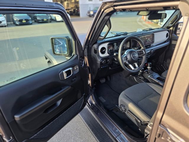 Used 2025 Jeep Wrangler Sahara 4xe image 34