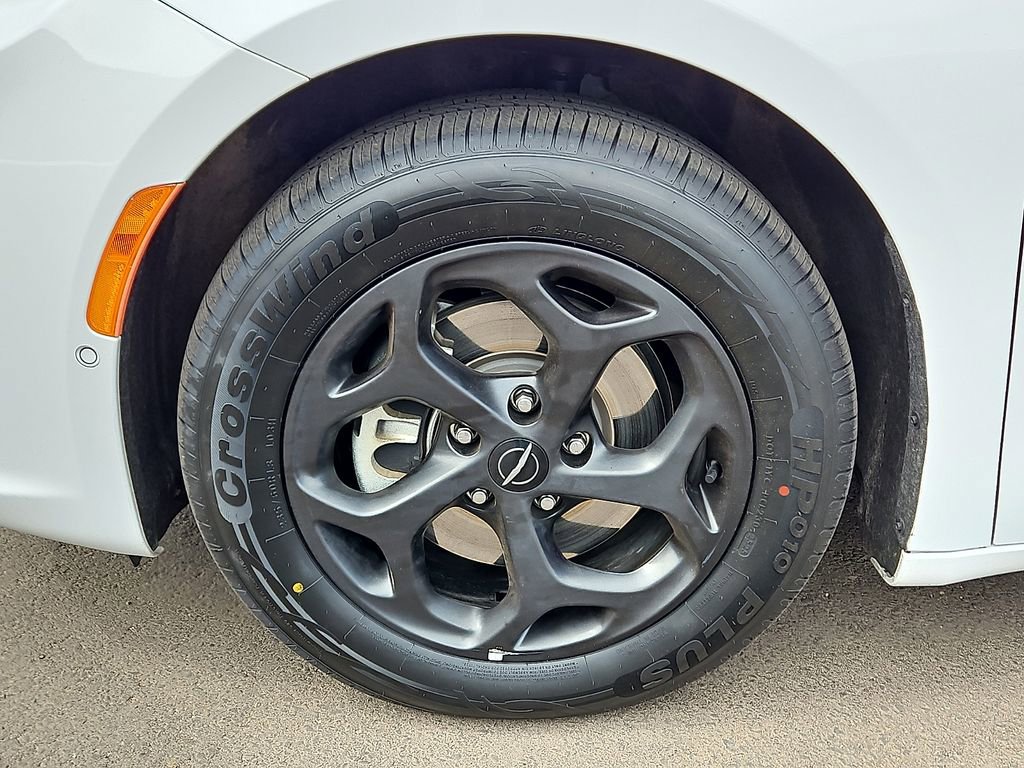 Used 2024 Chrysler Pacifica Premium image 5