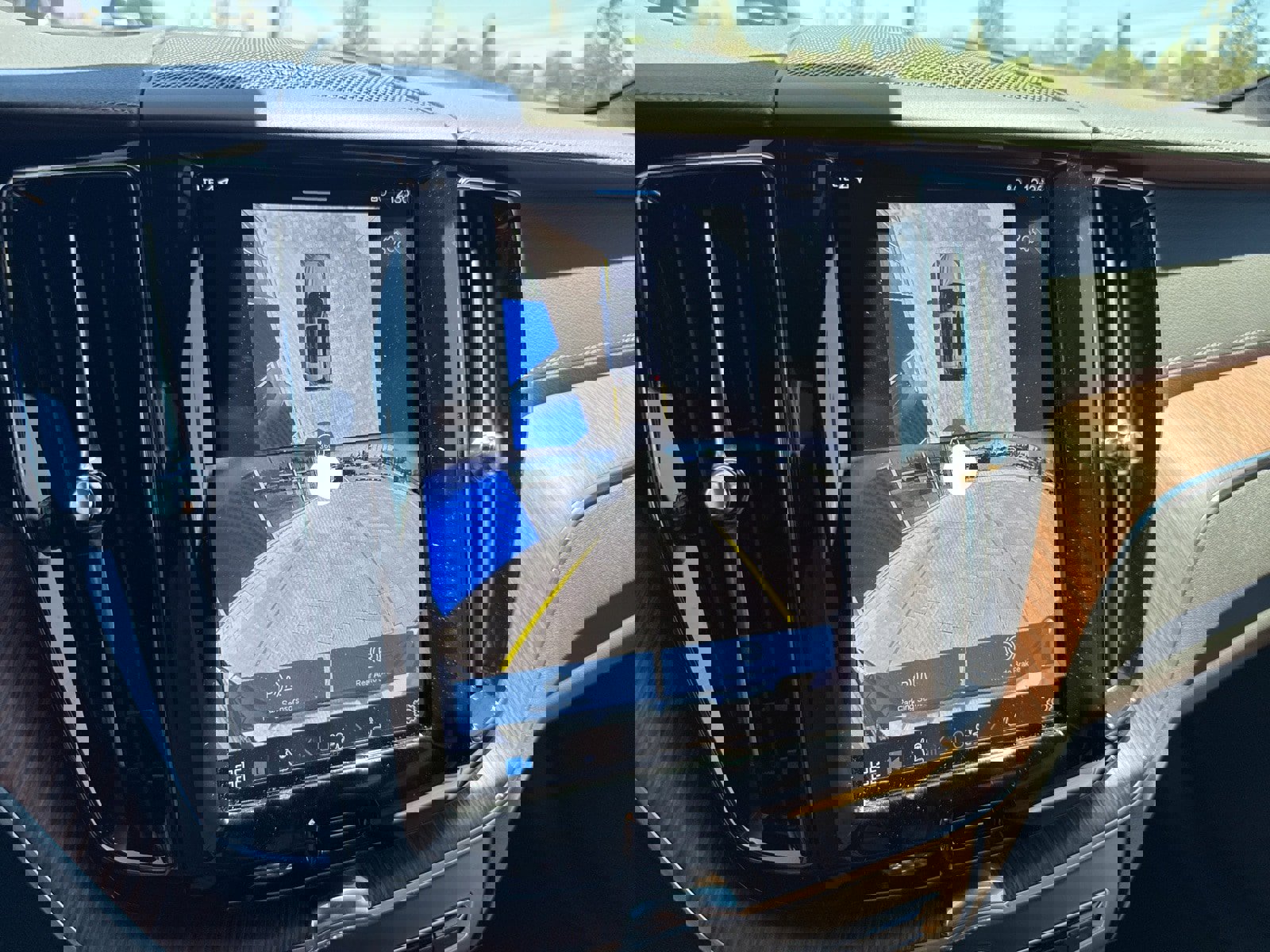 Certified 2025 Volvo XC60 B5 Ultra w/ Protection Package Premier image 25