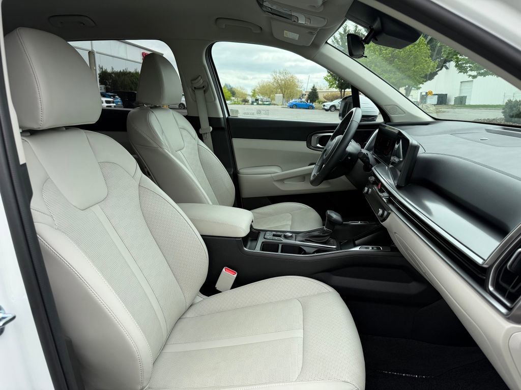 Certified 2025 Kia Sorento S FWD image 12