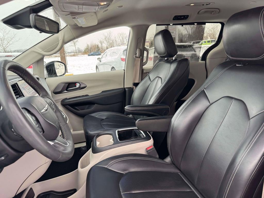 Used 2023 Chrysler Pacifica Touring-L image 13